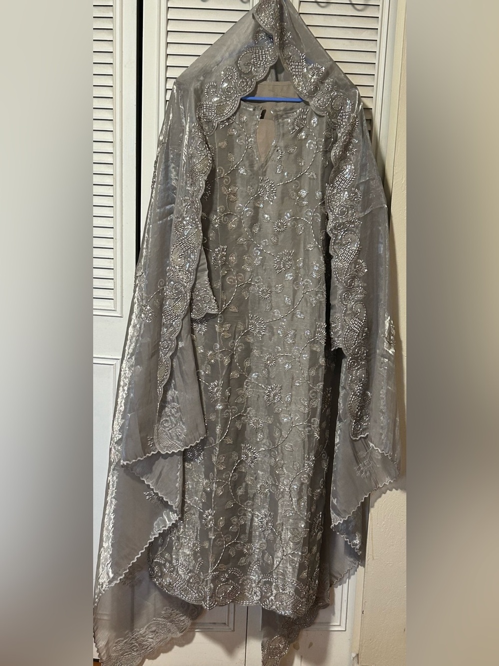 Embroidered Silver Gray Women 3pc RTW Suit. Elegant cut Dana Detail. Fits M/L - Picture 2 of 6